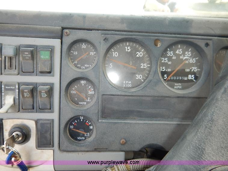 image for item J3838 1997 Freightliner FL106 semi truck