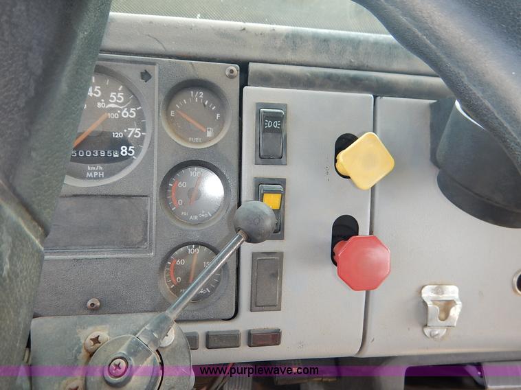 image for item J3838 1997 Freightliner FL106 semi truck