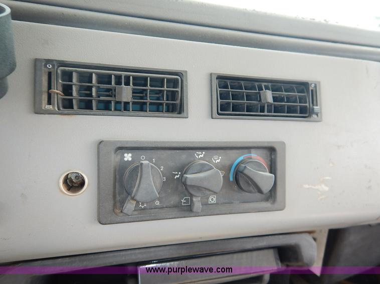 image for item J3838 1997 Freightliner FL106 semi truck