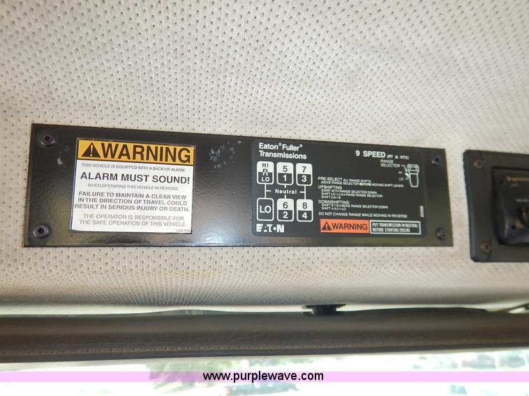 image for item J3838 1997 Freightliner FL106 semi truck