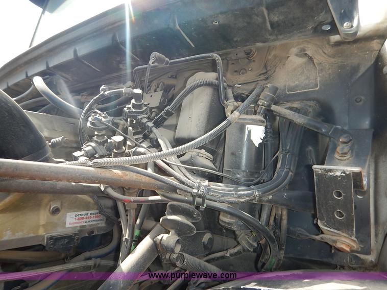 image for item J3838 1997 Freightliner FL106 semi truck