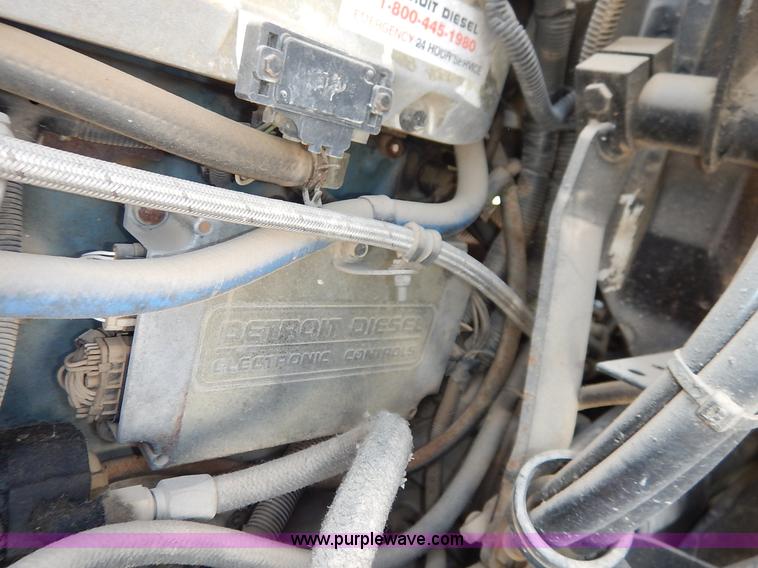 image for item J3838 1997 Freightliner FL106 semi truck