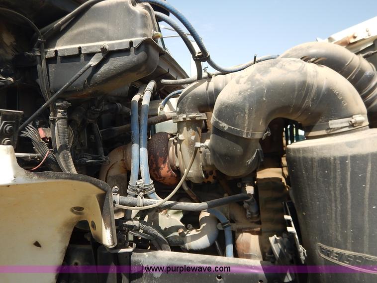 image for item J3838 1997 Freightliner FL106 semi truck