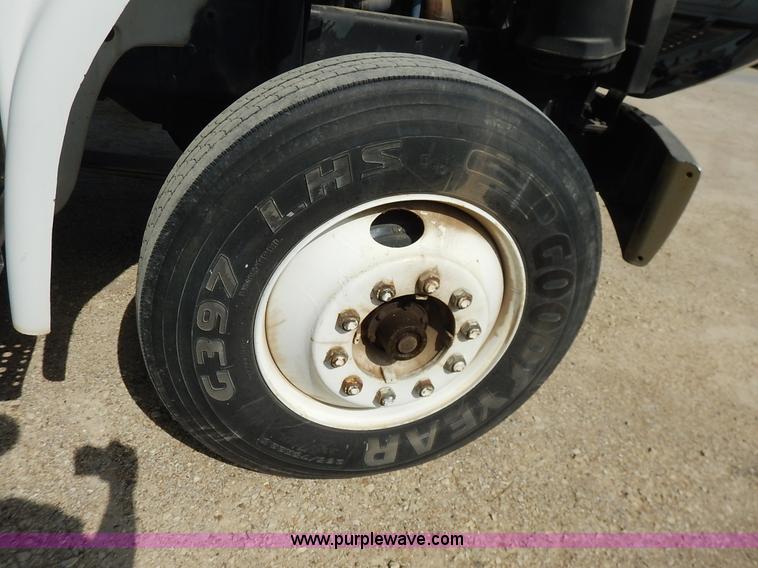 image for item J3838 1997 Freightliner FL106 semi truck