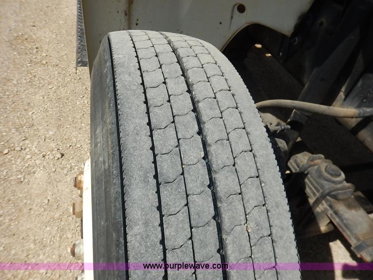 image for item J3838 1997 Freightliner FL106 semi truck