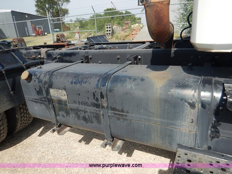 image for item J3838 1997 Freightliner FL106 semi truck