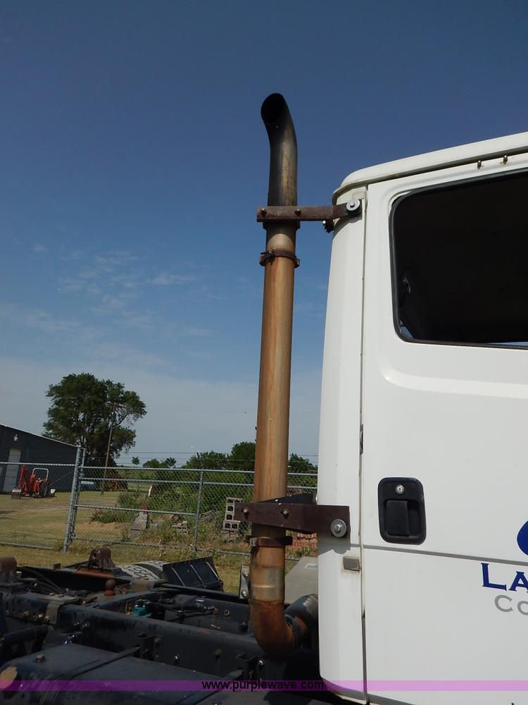 image for item J3838 1997 Freightliner FL106 semi truck