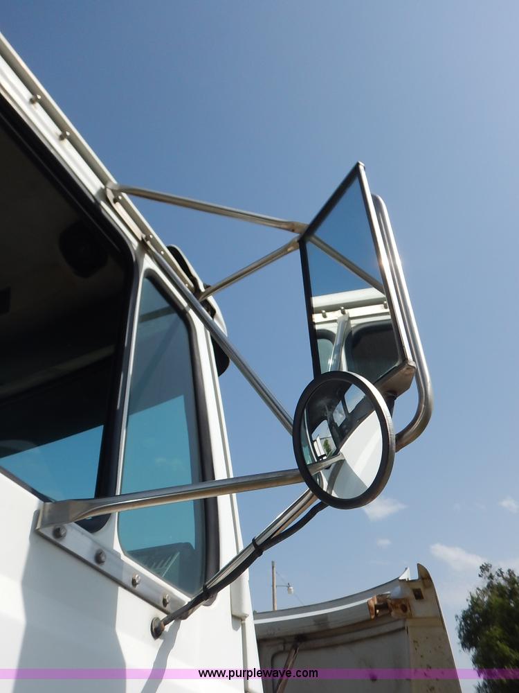 image for item J3838 1997 Freightliner FL106 semi truck