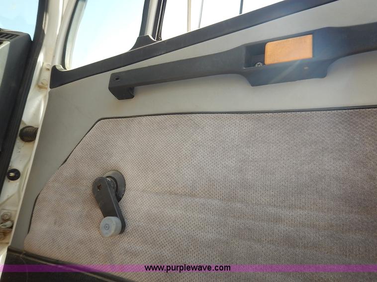 image for item J3838 1997 Freightliner FL106 semi truck