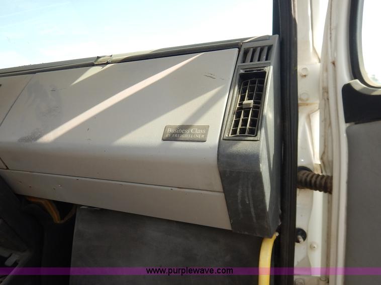 image for item J3838 1997 Freightliner FL106 semi truck