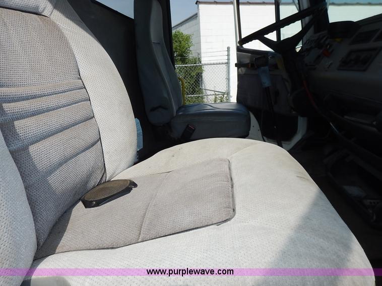 image for item J3838 1997 Freightliner FL106 semi truck