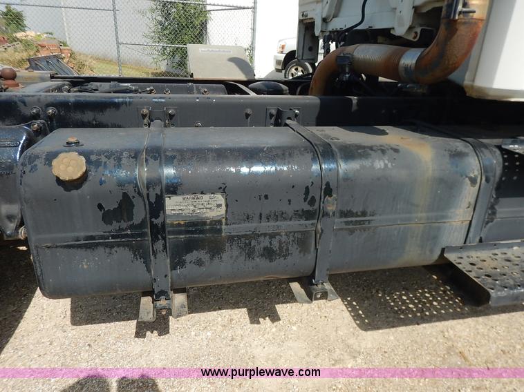 image for item J3838 1997 Freightliner FL106 semi truck