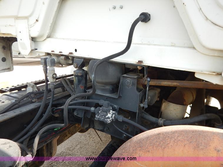image for item J3838 1997 Freightliner FL106 semi truck