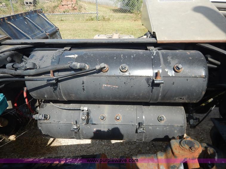 image for item J3838 1997 Freightliner FL106 semi truck