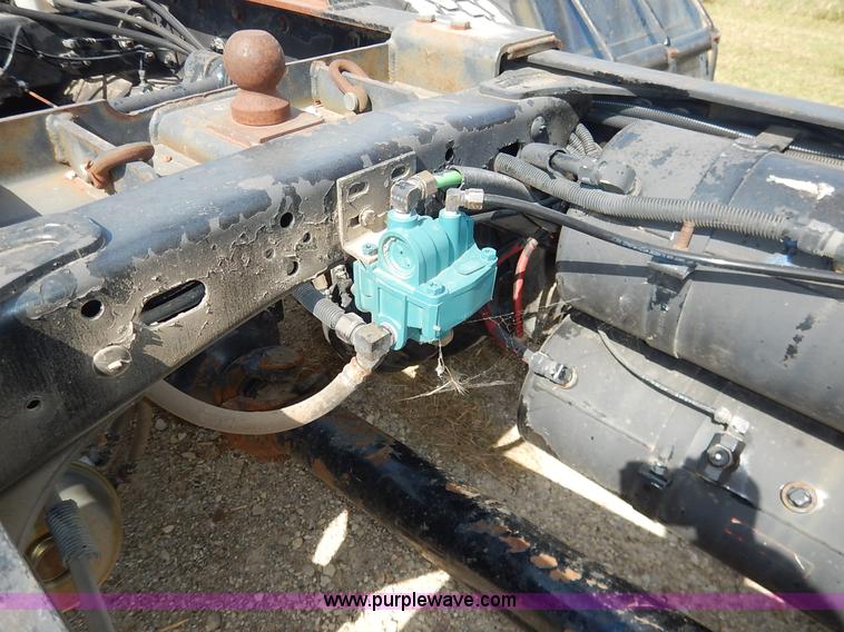 image for item J3838 1997 Freightliner FL106 semi truck