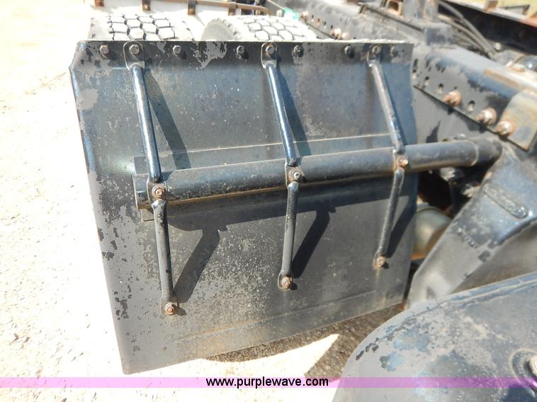 image for item J3838 1997 Freightliner FL106 semi truck