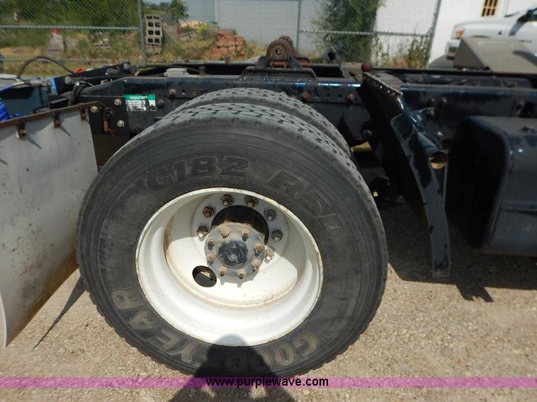 image for item J3838 1997 Freightliner FL106 semi truck