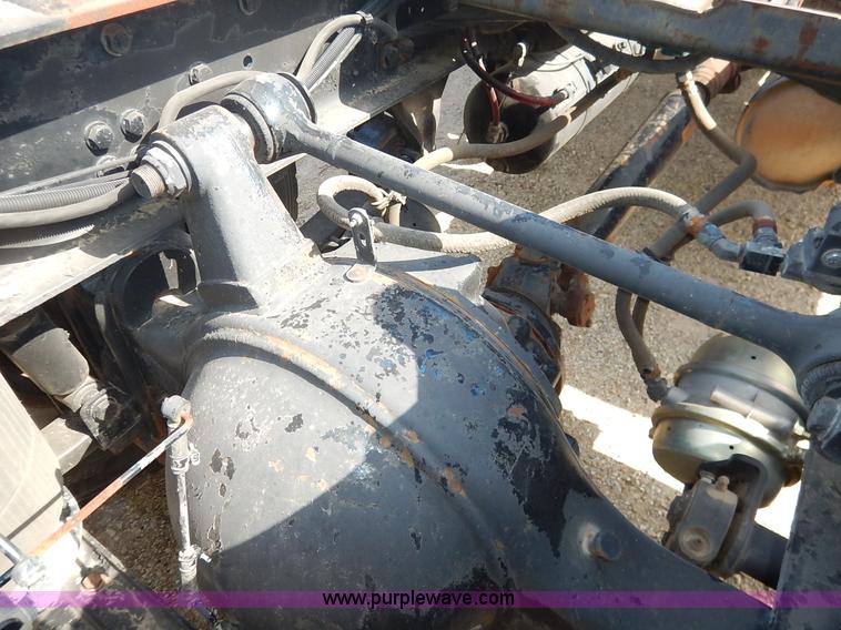 image for item J3838 1997 Freightliner FL106 semi truck