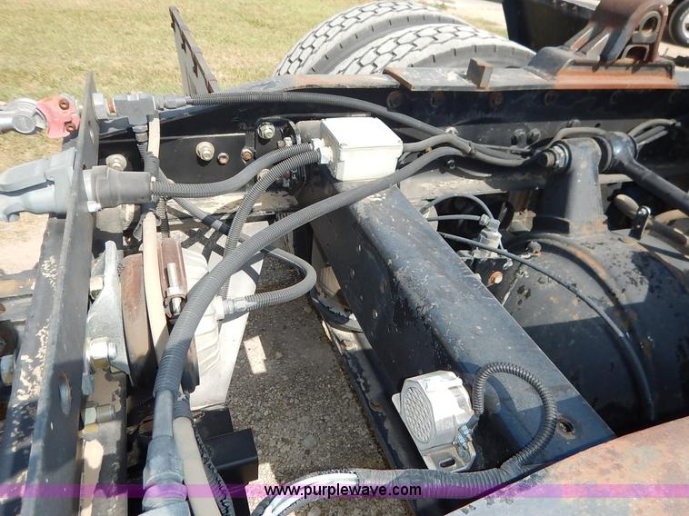 image for item J3838 1997 Freightliner FL106 semi truck