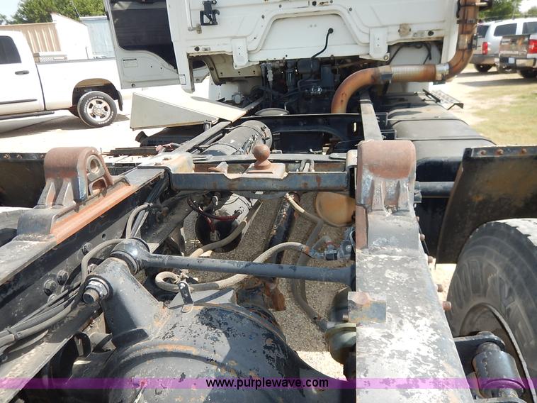 image for item J3838 1997 Freightliner FL106 semi truck