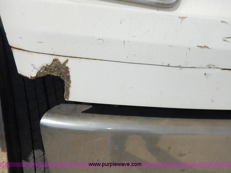 image for item J3838 1997 Freightliner FL106 semi truck