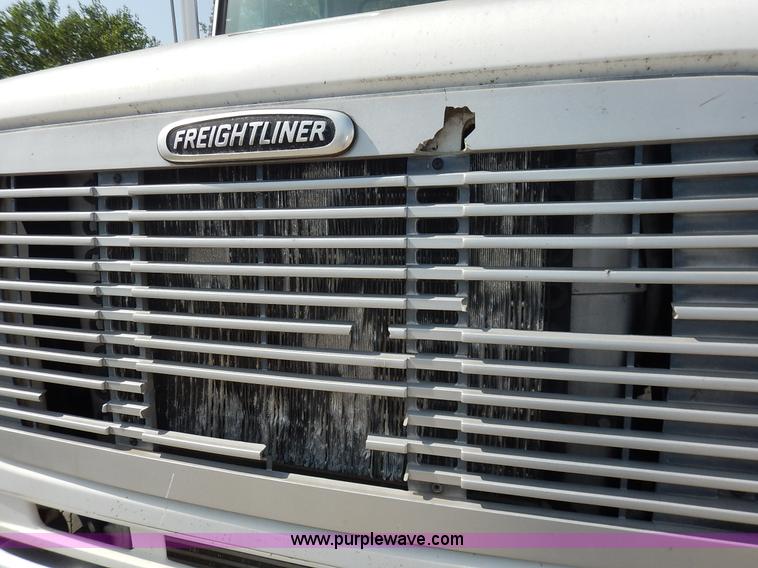 image for item J3838 1997 Freightliner FL106 semi truck