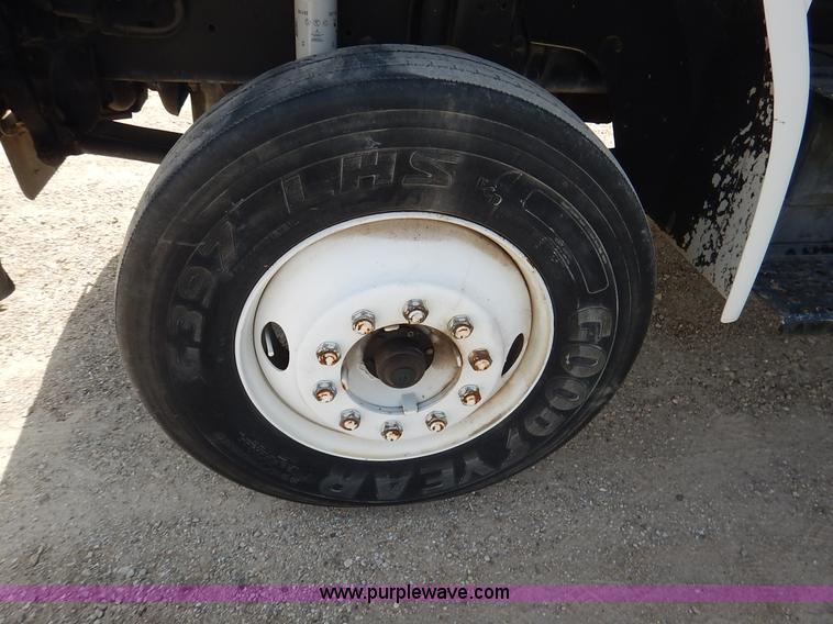 image for item J3838 1997 Freightliner FL106 semi truck