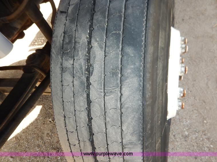 image for item J3838 1997 Freightliner FL106 semi truck