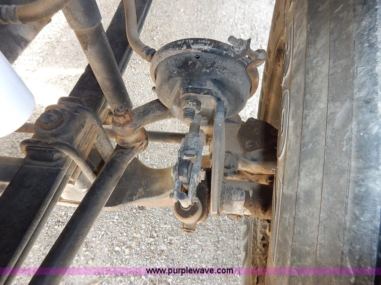 image for item J3838 1997 Freightliner FL106 semi truck