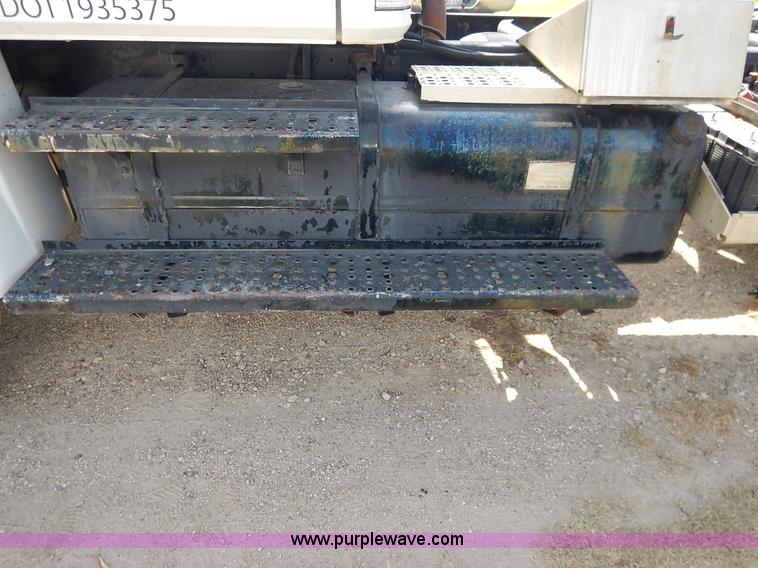 image for item J3838 1997 Freightliner FL106 semi truck