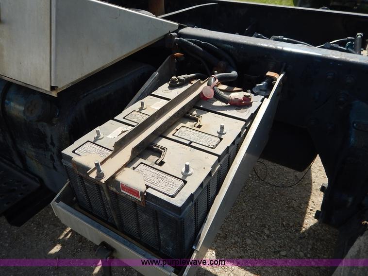 image for item J3838 1997 Freightliner FL106 semi truck