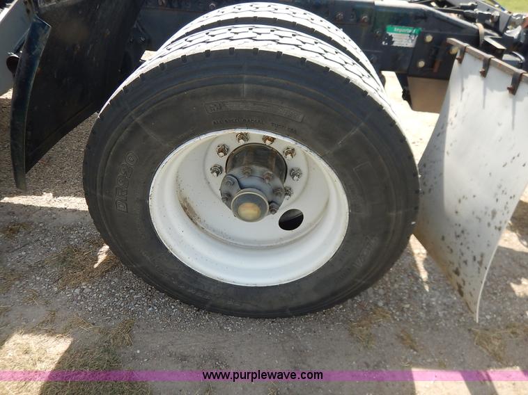 image for item J3838 1997 Freightliner FL106 semi truck