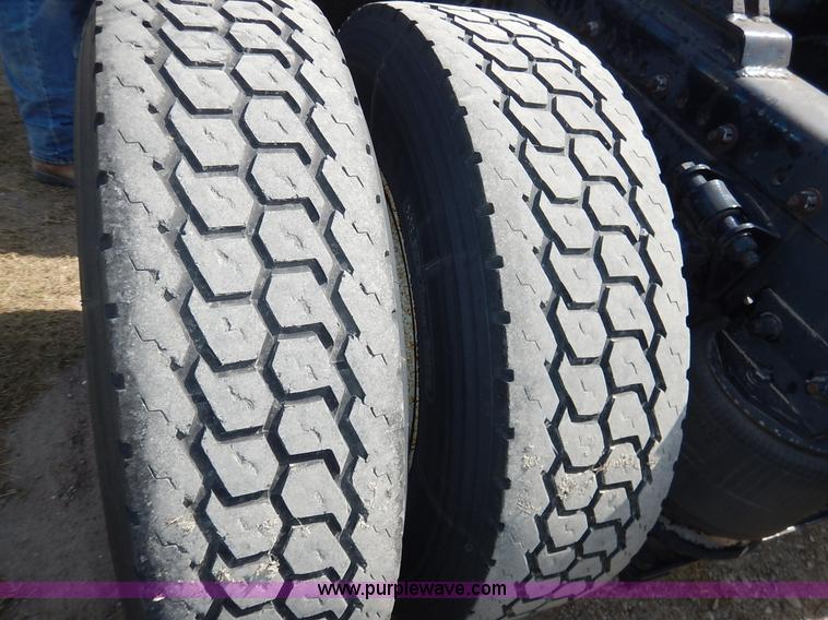 image for item J3838 1997 Freightliner FL106 semi truck