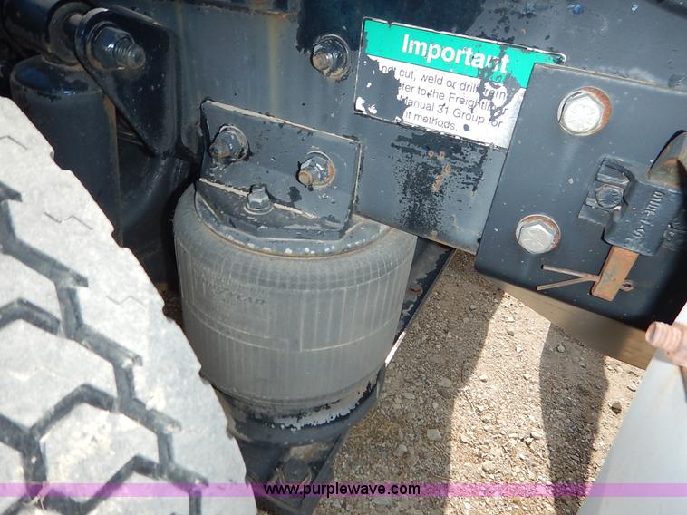 image for item J3838 1997 Freightliner FL106 semi truck