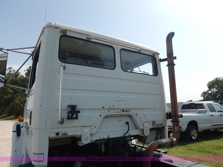 image for item J3838 1997 Freightliner FL106 semi truck