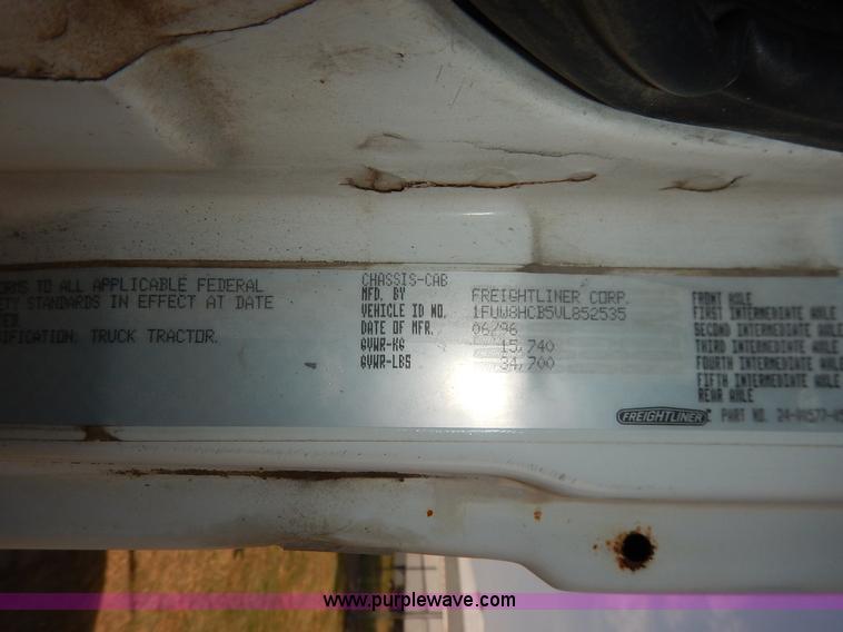 image for item J3838 1997 Freightliner FL106 semi truck