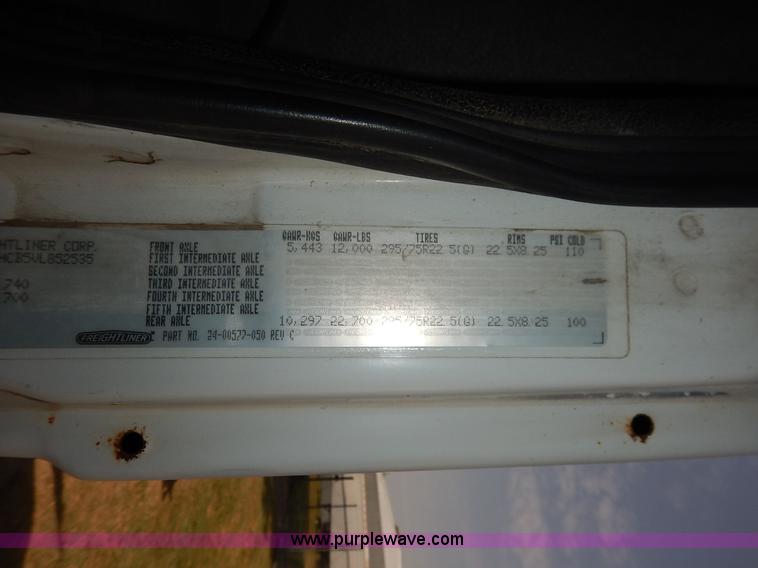 image for item J3838 1997 Freightliner FL106 semi truck