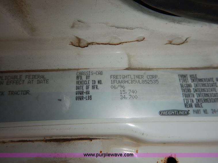 image for item J3838 1997 Freightliner FL106 semi truck