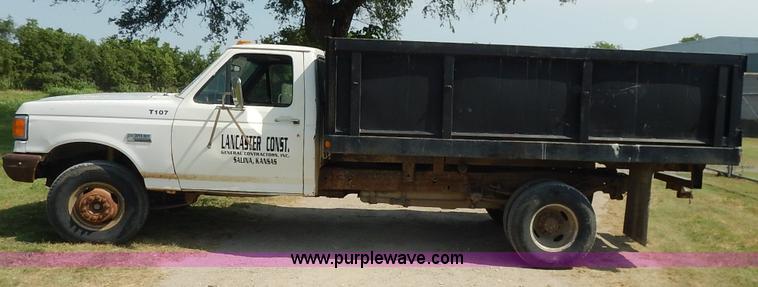 image for item J3860 1991 Ford F450 Super Duty XL flatbed dump truck