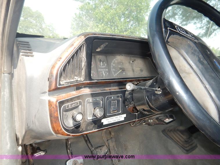 image for item J3860 1991 Ford F450 Super Duty XL flatbed dump truck