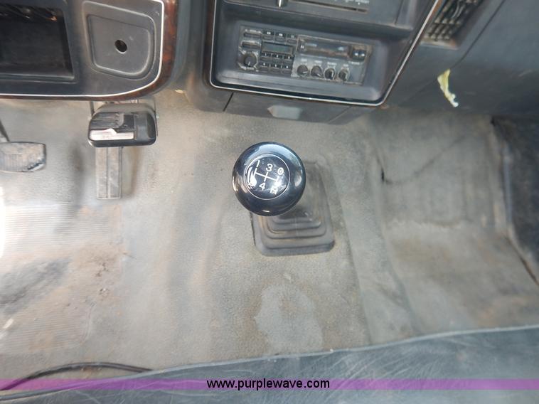 image for item J3860 1991 Ford F450 Super Duty XL flatbed dump truck