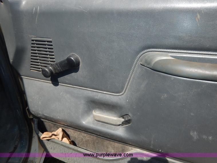 image for item J3860 1991 Ford F450 Super Duty XL flatbed dump truck