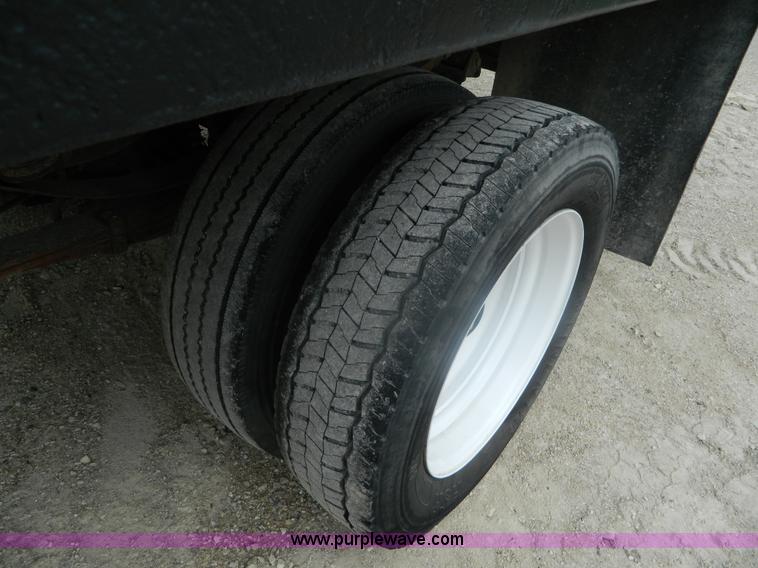 image for item K8103 2001 Ford F450 Super Duty flatbed truck