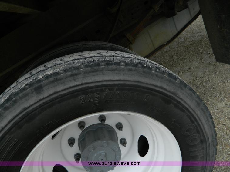 image for item K8103 2001 Ford F450 Super Duty flatbed truck