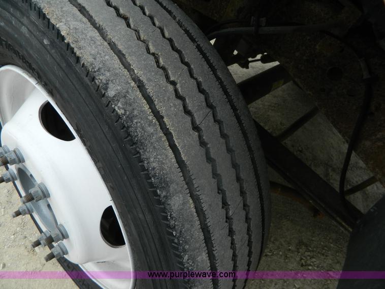 image for item K8103 2001 Ford F450 Super Duty flatbed truck