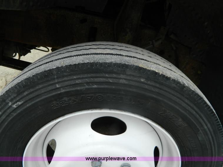 image for item K8103 2001 Ford F450 Super Duty flatbed truck