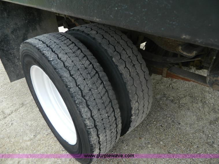 image for item K8103 2001 Ford F450 Super Duty flatbed truck