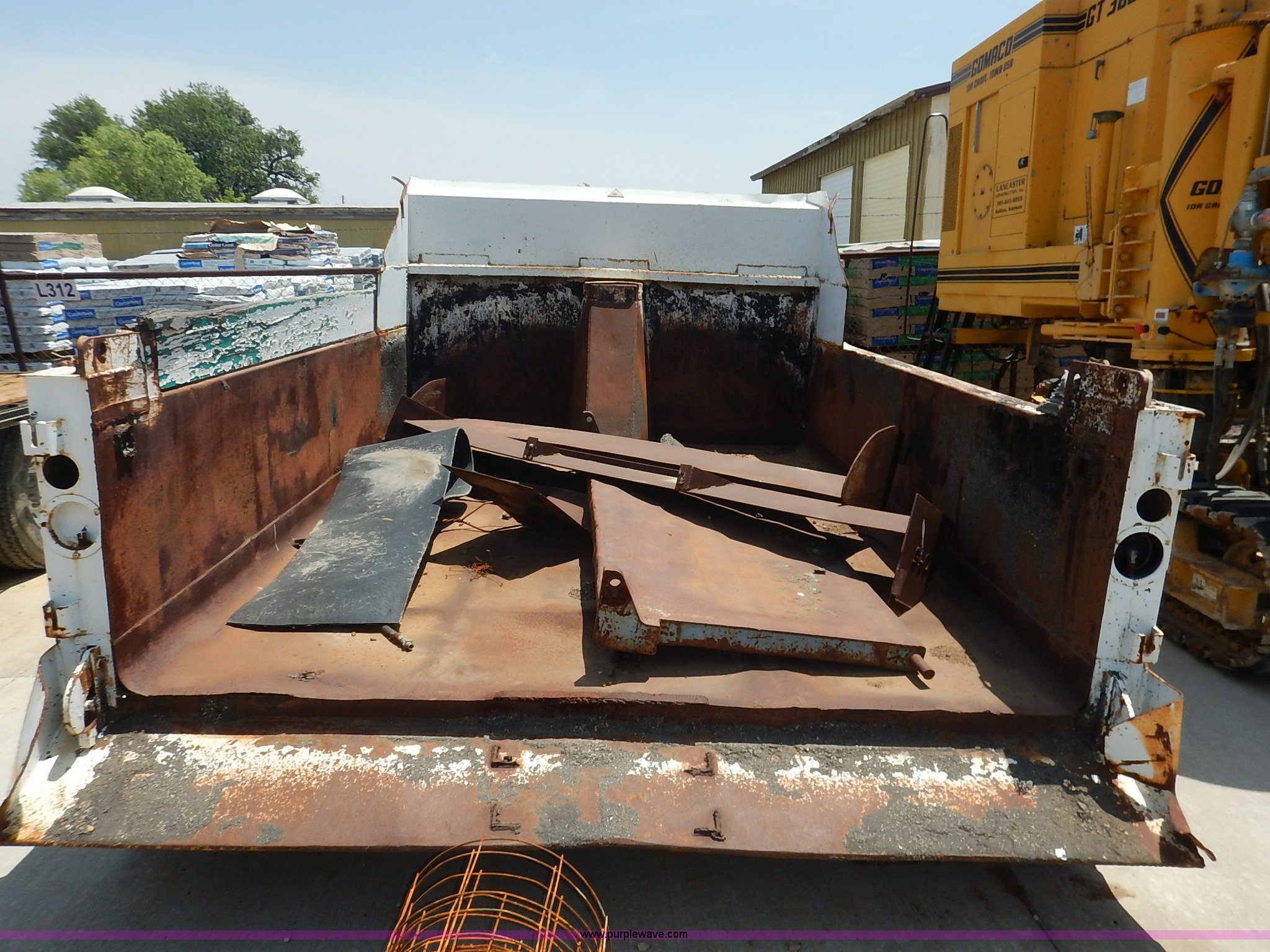 Heil dump bed in Salina, KS Item J3842 sold Purple Wave