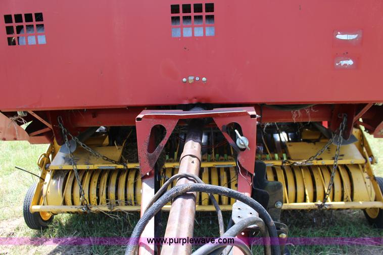 image for item F7915 2005 New Holland BR780 round baler