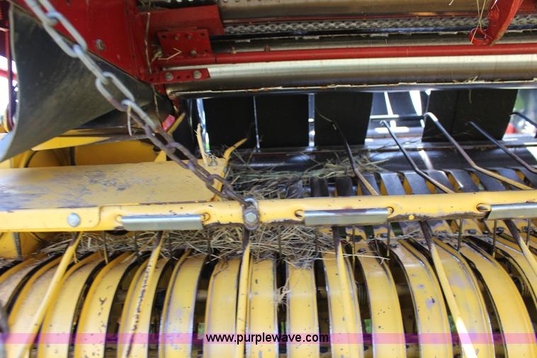 image for item F7915 2005 New Holland BR780 round baler